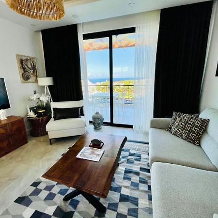 Апартаменти Luxurious Seafront Penthouse Кіренія Екстер'єр фото
