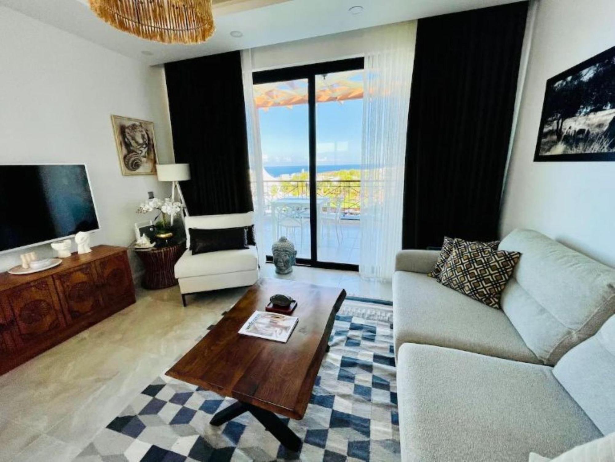 Апартаменти Luxurious Seafront Penthouse Кіренія Екстер'єр фото