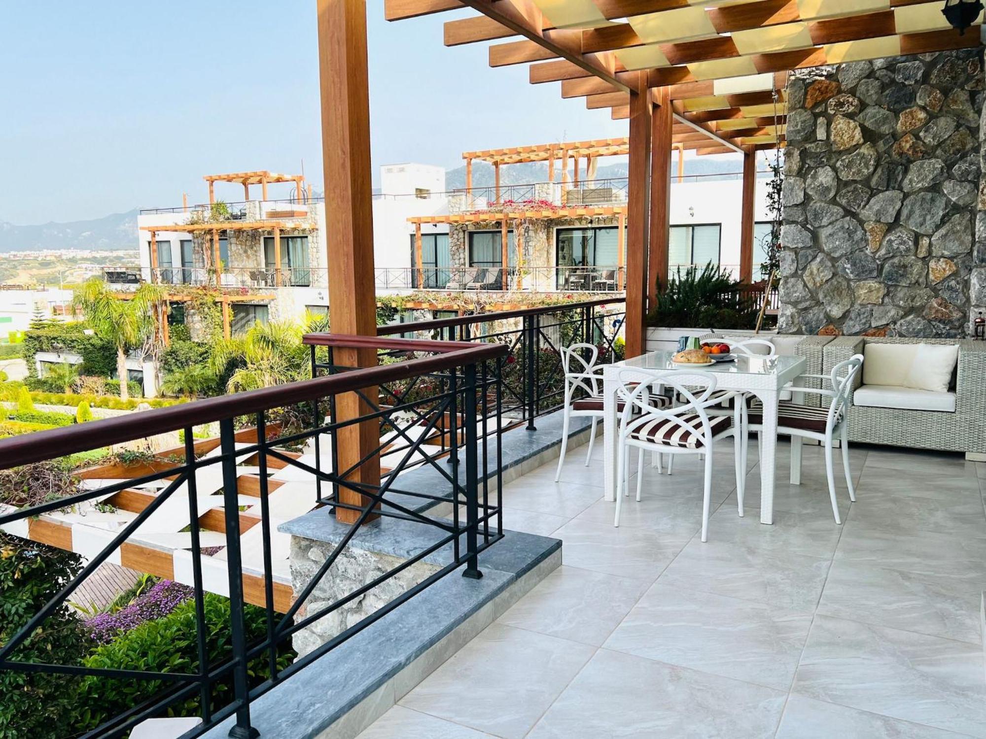 Апартаменти Luxurious Seafront Penthouse Кіренія Екстер'єр фото