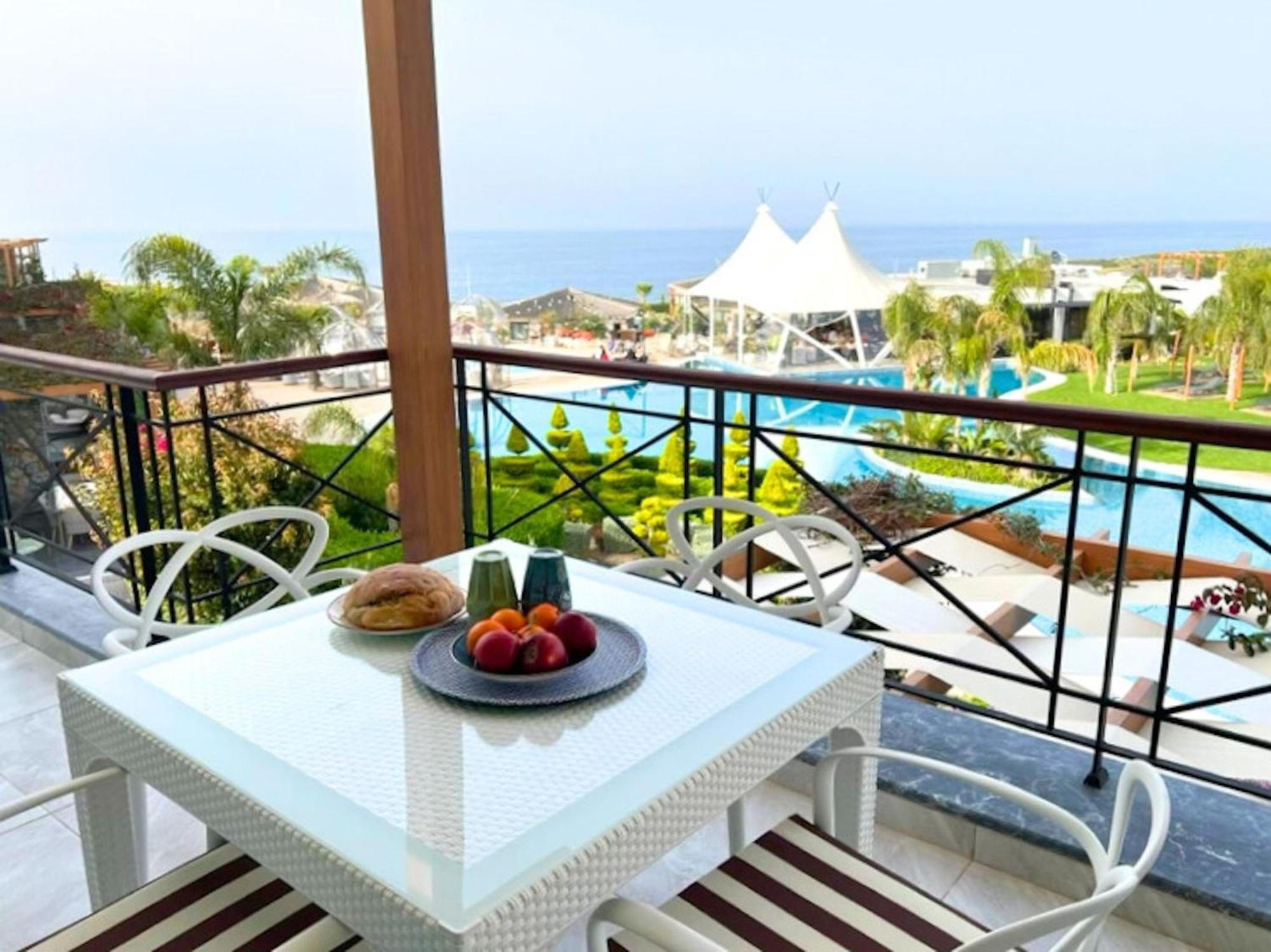 Апартаменти Luxurious Seafront Penthouse Кіренія Екстер'єр фото
