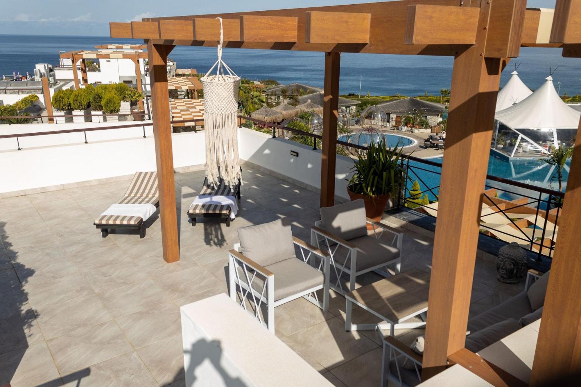 Апартаменти Luxurious Seafront Penthouse Кіренія Екстер'єр фото