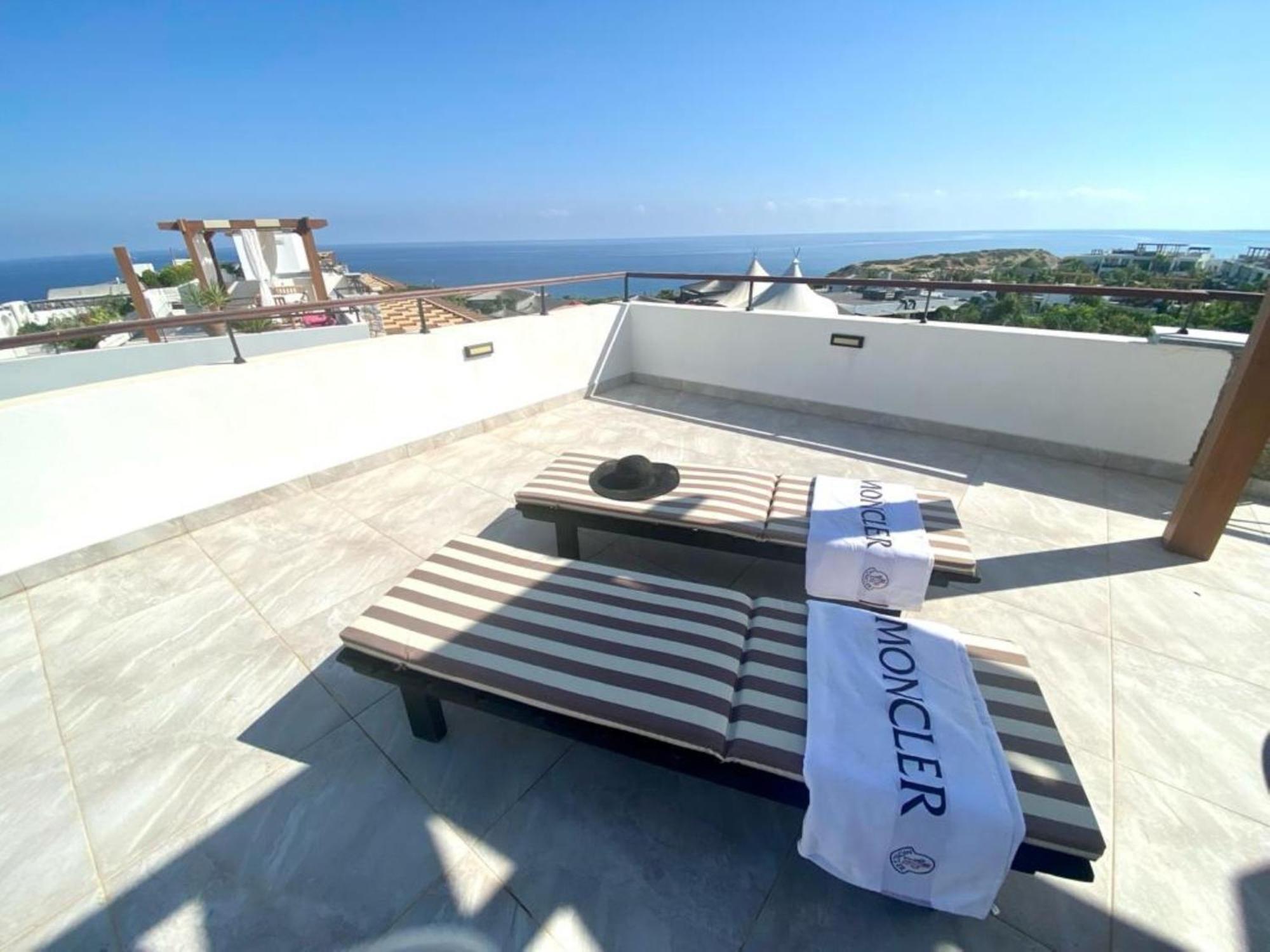Апартаменти Luxurious Seafront Penthouse Кіренія Екстер'єр фото